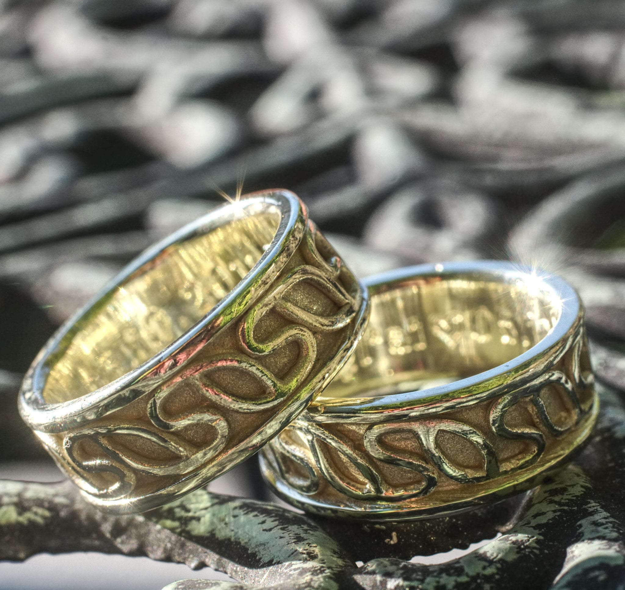 Grüngold Trauringe mit Ornamentband – Bild 6