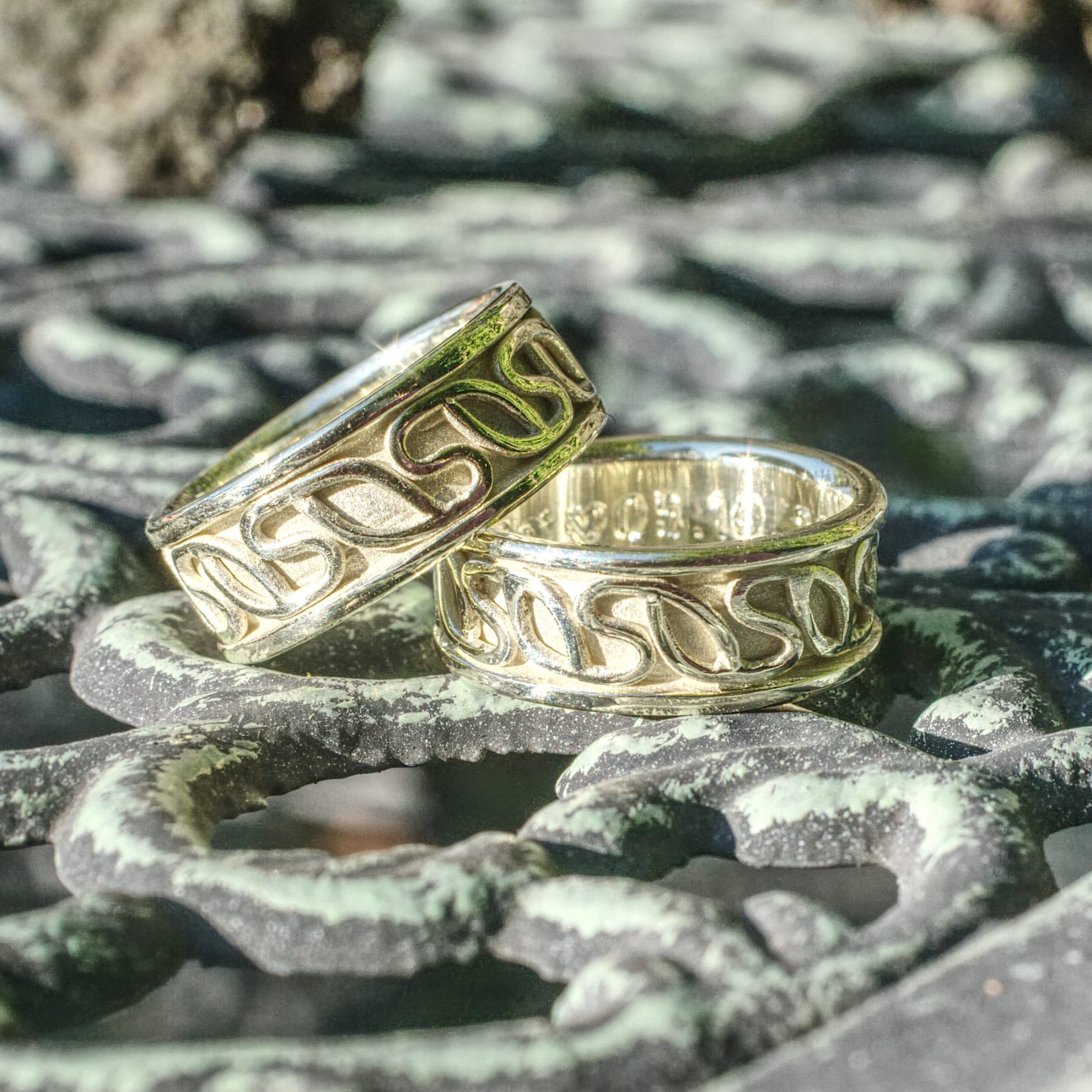 Grüngold Trauringe mit Ornamentband – Bild 4