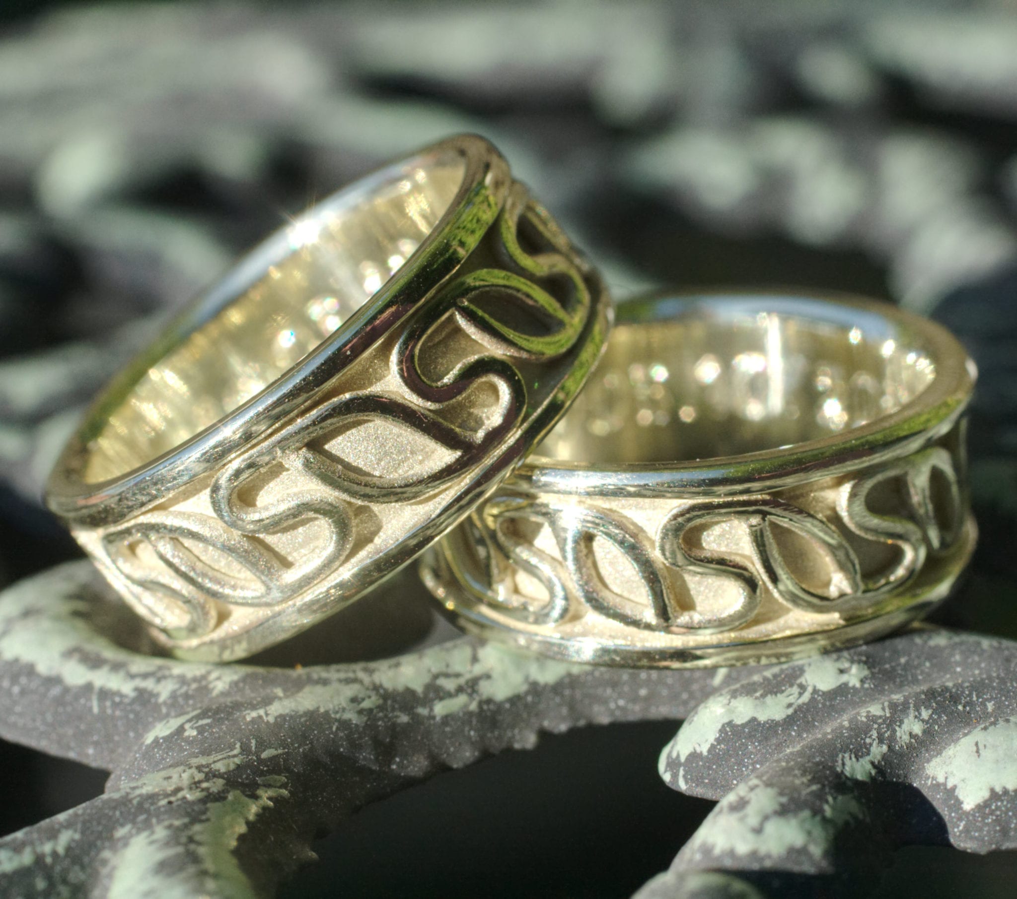 Grüngold Trauringe mit Ornamentband – Bild 3