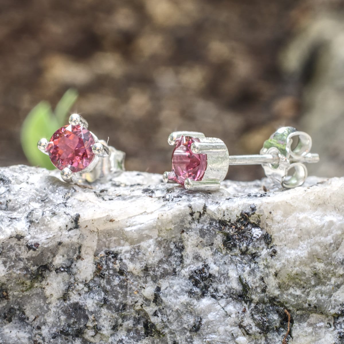 Turmaline vom Kunden in angefertigter silberner Krappenfassung mit je vier Krappen