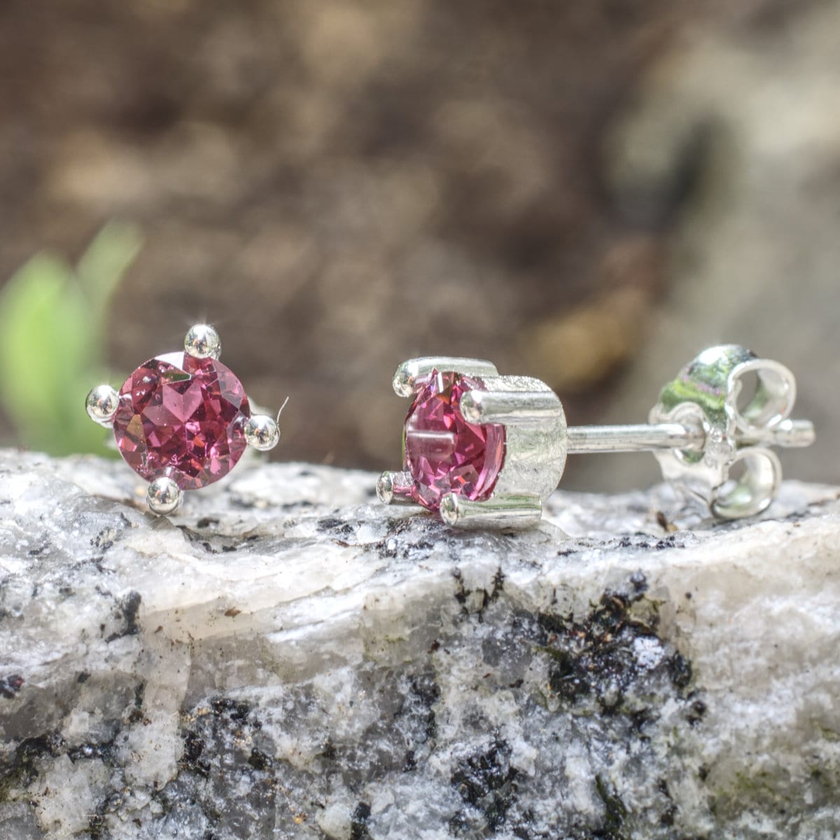 Turmaline vom Kunden in angefertigter silberner Krappenfassung mit je vier Krappen