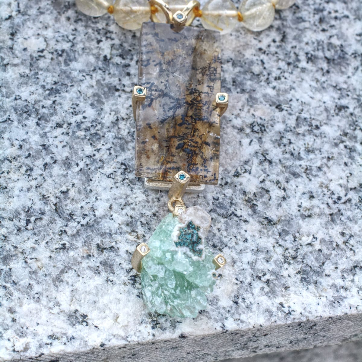 Anhänger rechteckiger Dentritenquarz mit 4 Gelbgoldkrappen mit blauen Brillanten und Apophylith Kristall mit drei Krappen in Gelbgold mit Brillanten in Rutilquarz-Kugelkette