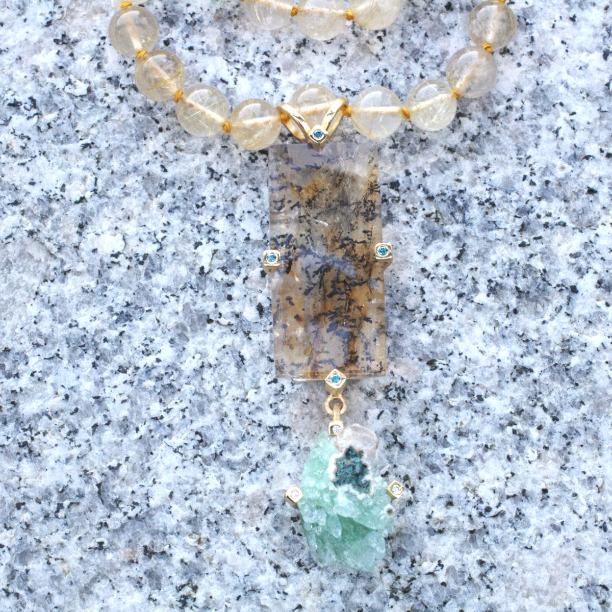 Anhänger rechteckiger Dentritenquarz mit 4 Gelbgoldkrappen mit blauen Brillanten und Apophylith Kristall mit drei Krappen in Gelbgold mit Brillanten in Rutilquarz-Kugelkette