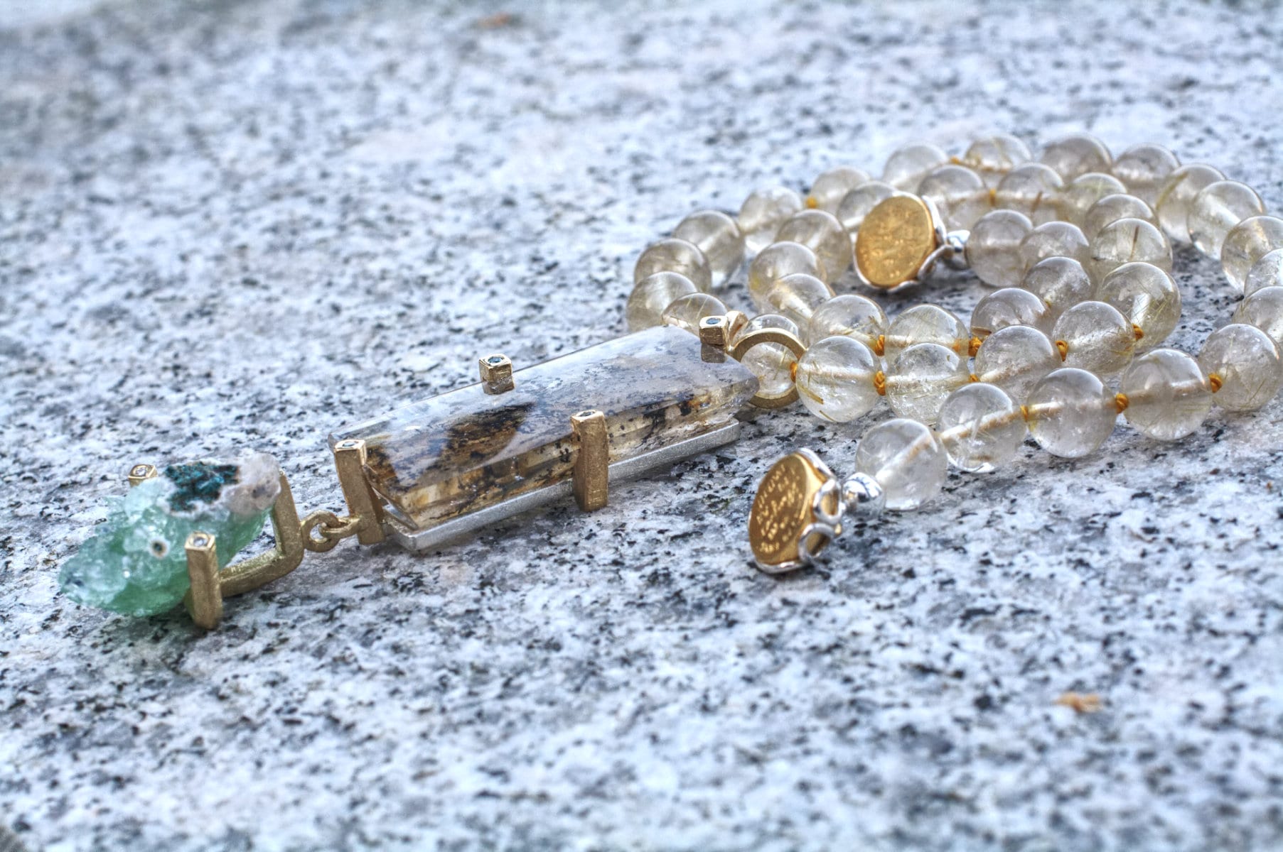 Anhänger rechteckiger Dentritenquarz mit 4 Gelbgoldkrappen mit blauen Brillanten und Apophylith Kristall mit drei Krappen in Gelbgold mit Brillanten in Rutilquarz-Kugelkette