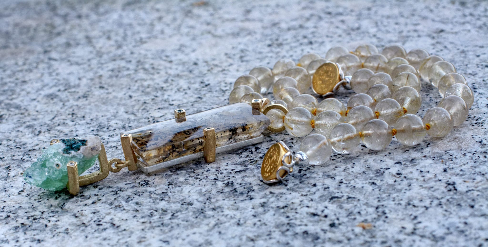 Anhänger rechteckiger Dentritenquarz mit 4 Gelbgoldkrappen mit blauen Brillanten und Apophylith Kristall mit drei Krappen in Gelbgold mit Brillanten in Rutilquarz-Kugelkette