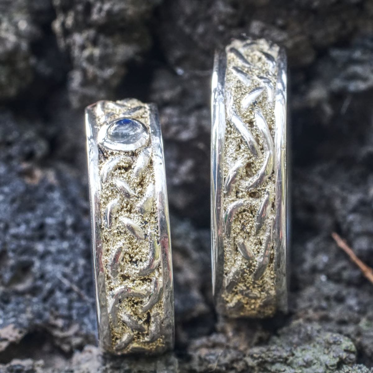 Trauringe Flechtband mit Goldstaub und Mondstein – Bild 11