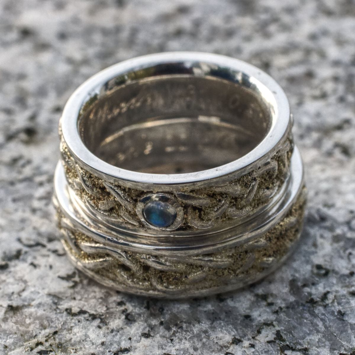 Trauringe Flechtband mit Goldstaub und Mondstein – Bild 9