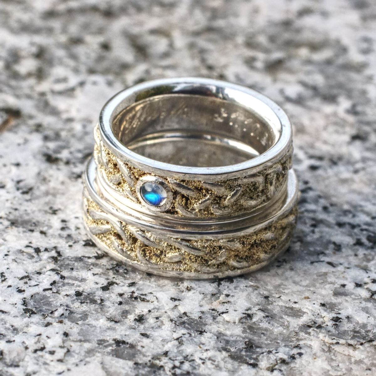 Trauringe Flechtband mit Goldstaub und Mondstein – Bild 8