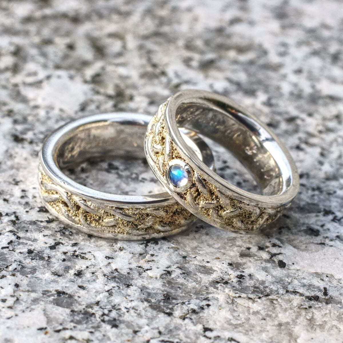 Trauringe Flechtband mit Goldstaub und Mondstein – Bild 7