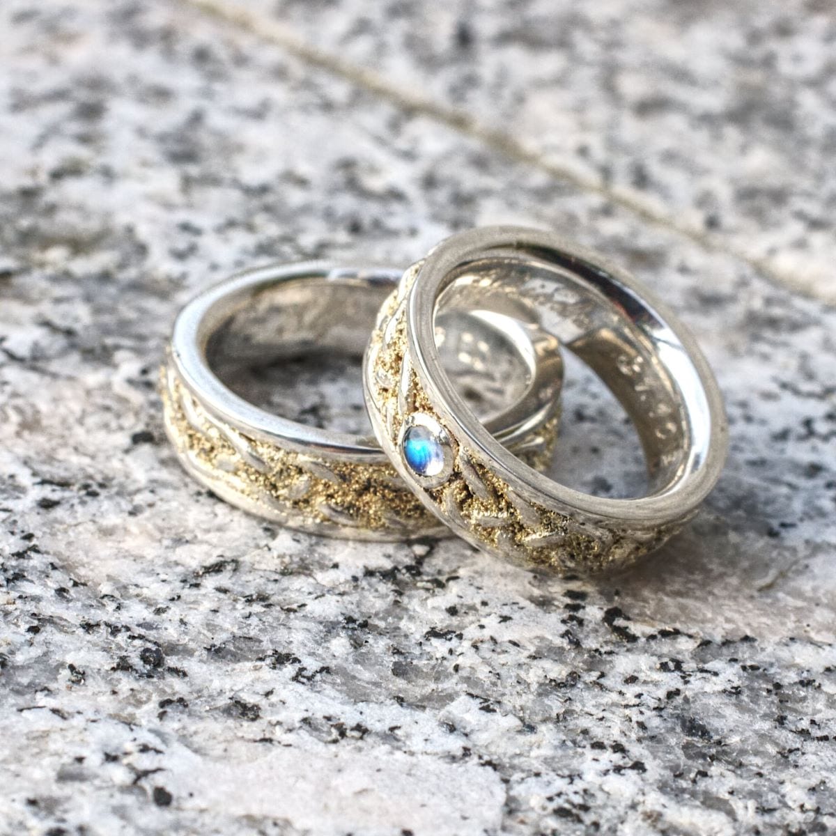 Trauringe Flechtband mit Goldstaub und Mondstein – Bild 5