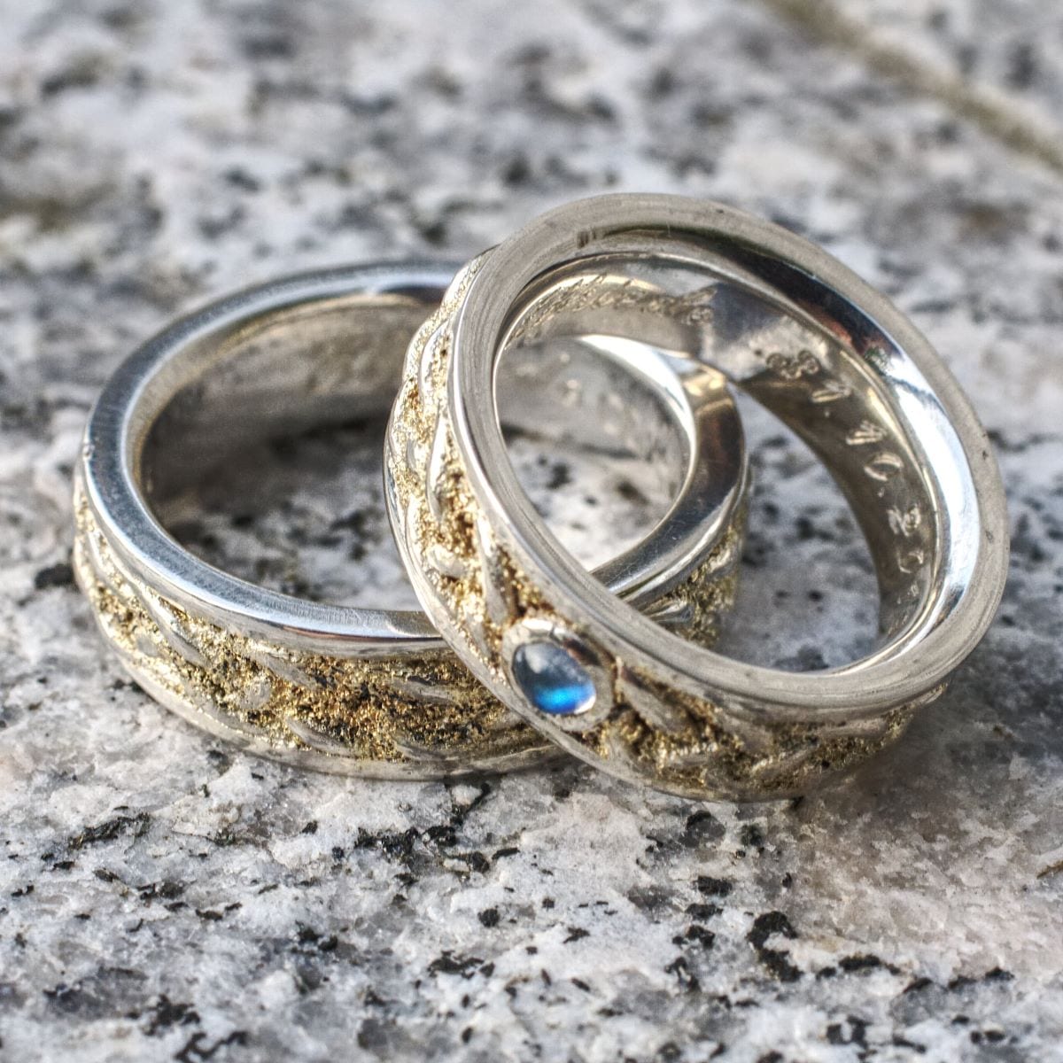 Trauringe Flechtband mit Goldstaub und Mondstein – Bild 4