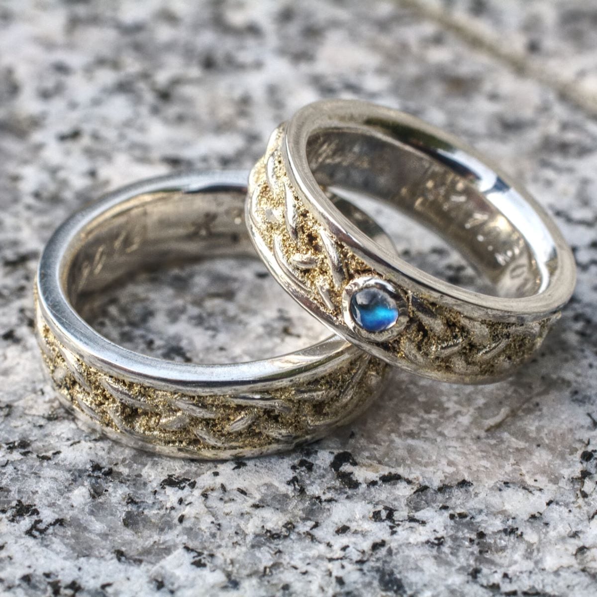 Trauringe Flechtband mit Goldstaub und Mondstein