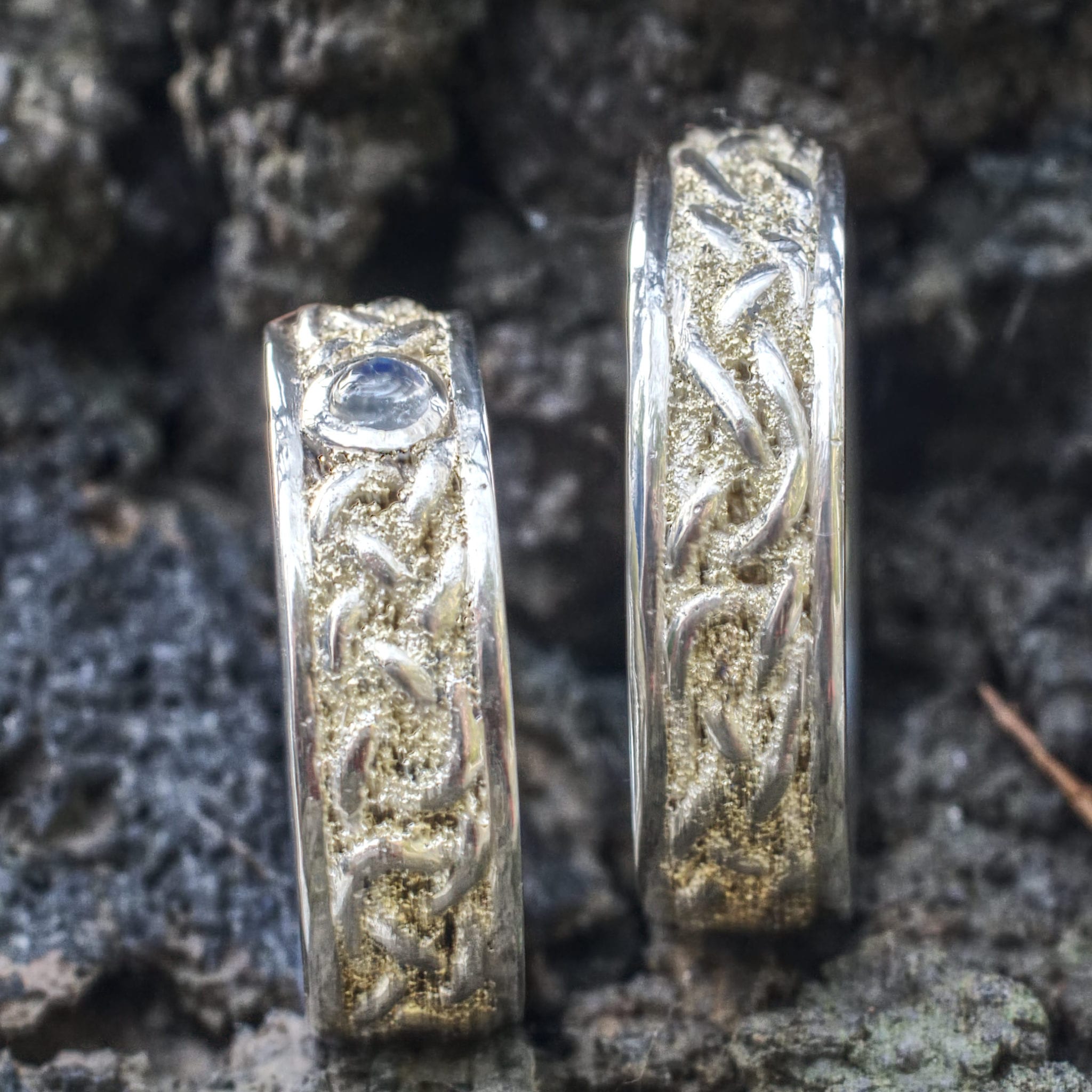 Trauringe Flechtband mit Goldstaub und Mondstein – Bild 2