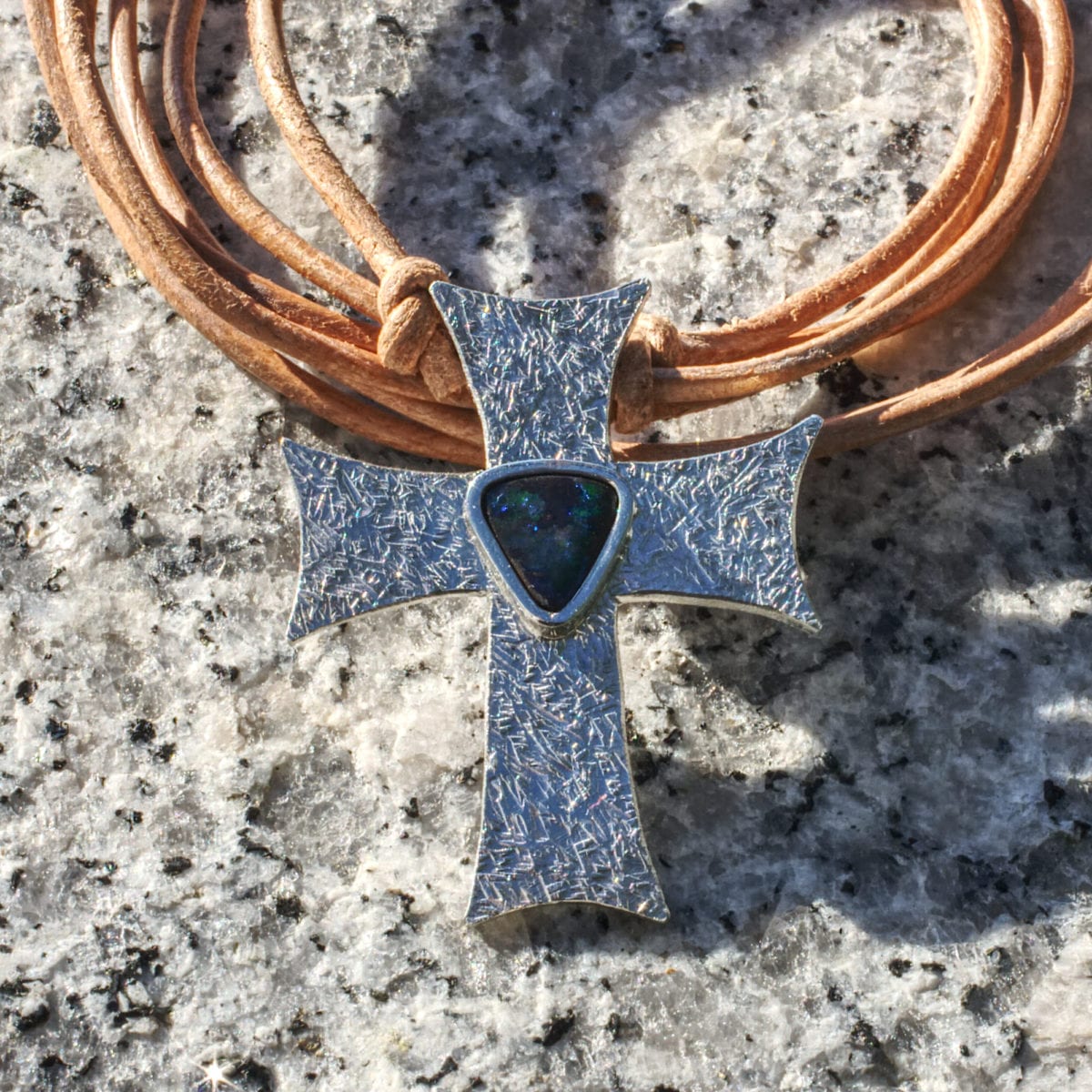 Kreuz mit Boulderopal – Bild 2