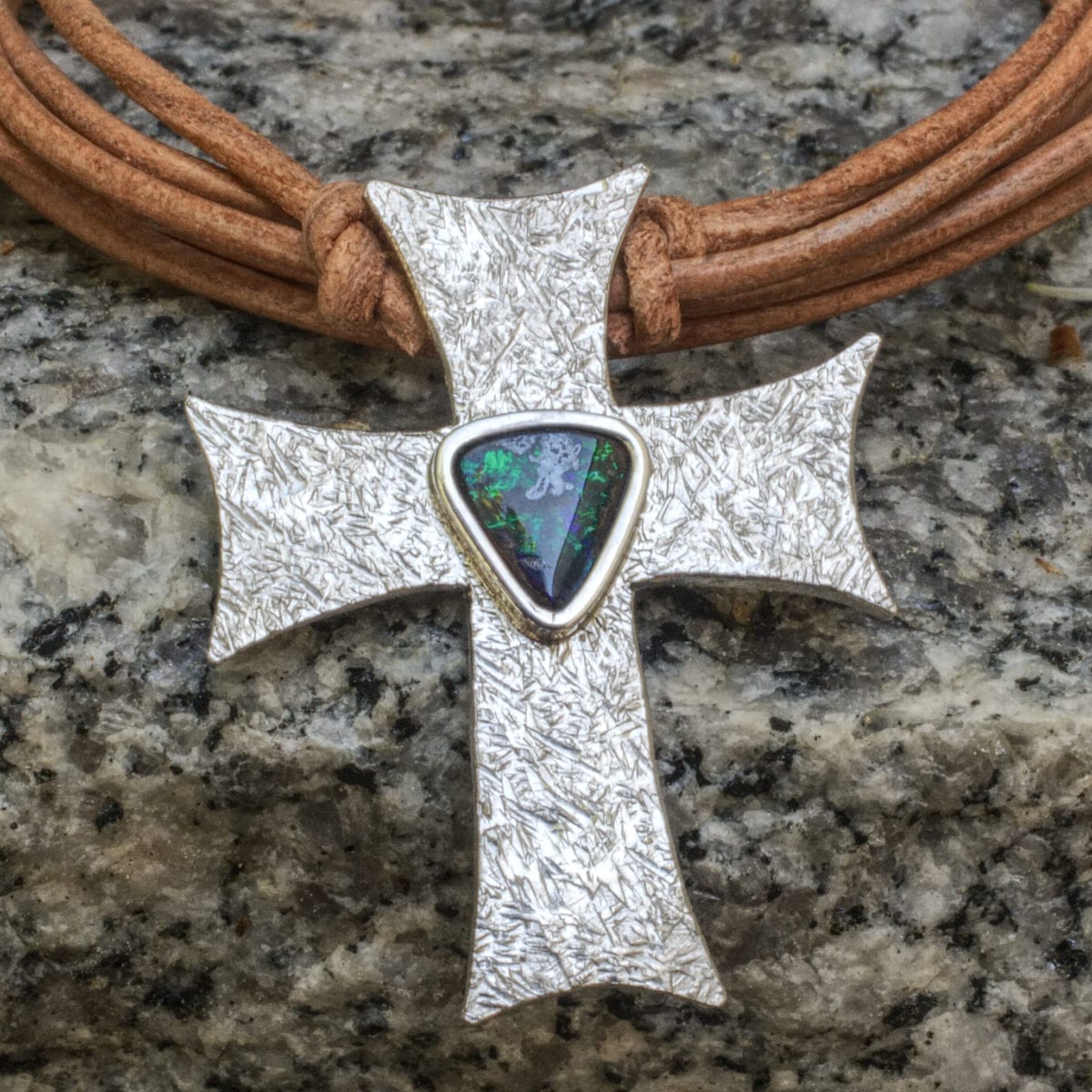 Kreuz mit Boulderopal
