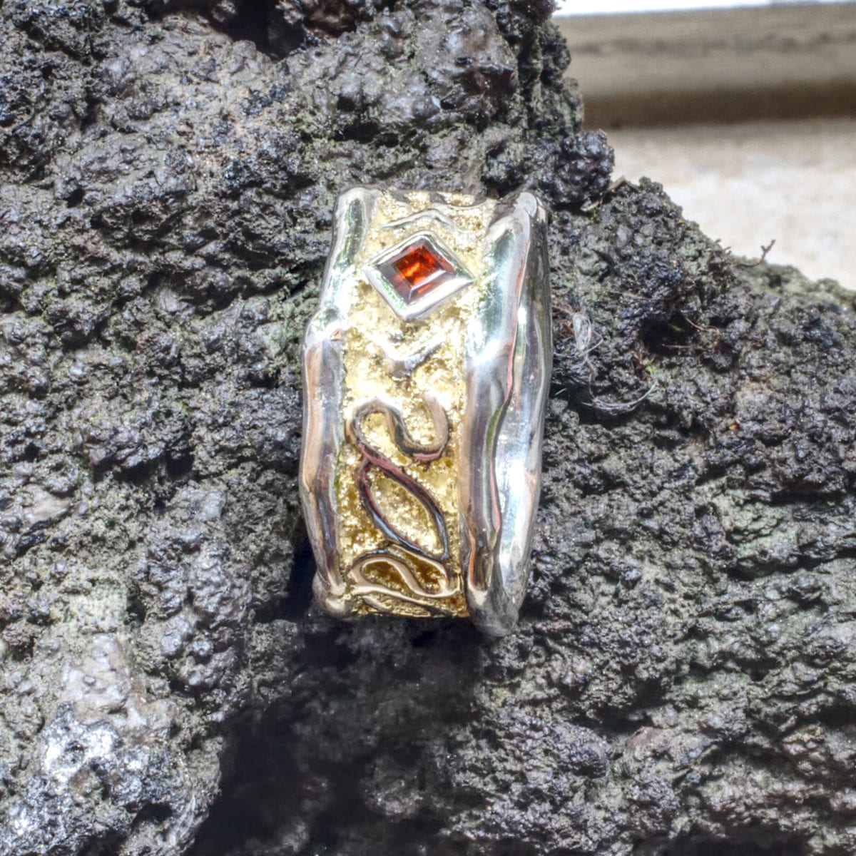 Flechtbandring mit Goldstaub und Granat – Bild 5