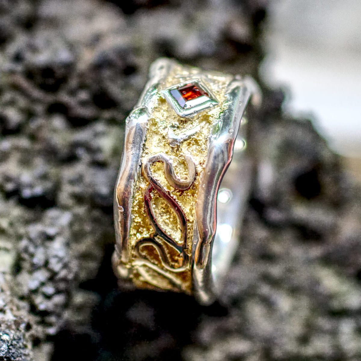 Flechtbandring mit Goldstaub und Granat – Bild 3