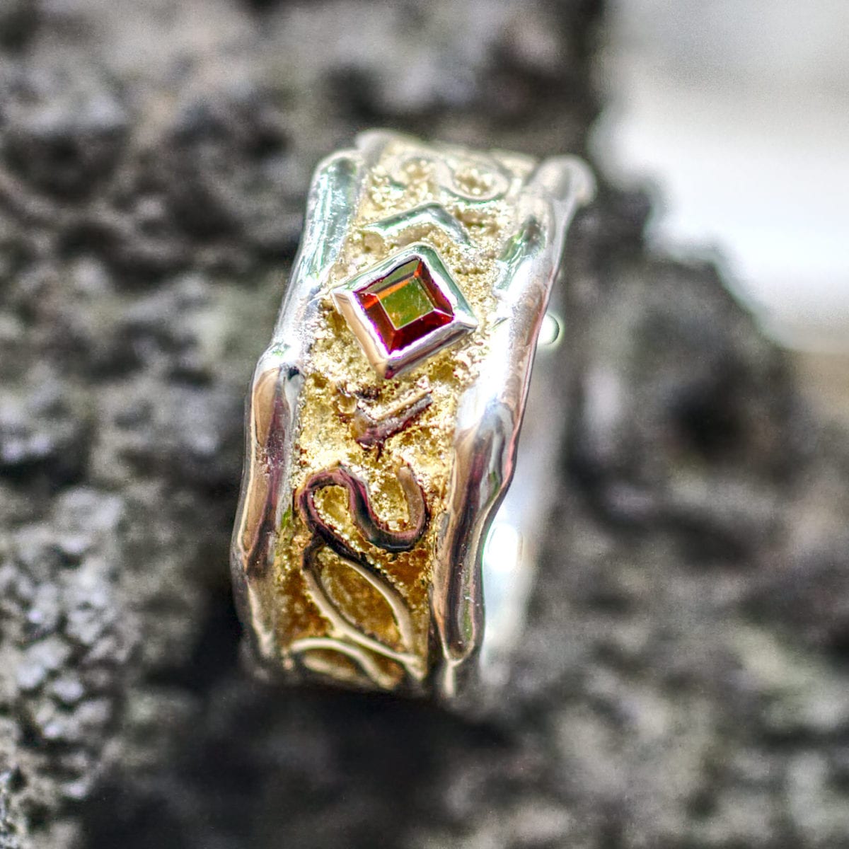 Flechtbandring mit Goldstaub und Granat – Bild 2