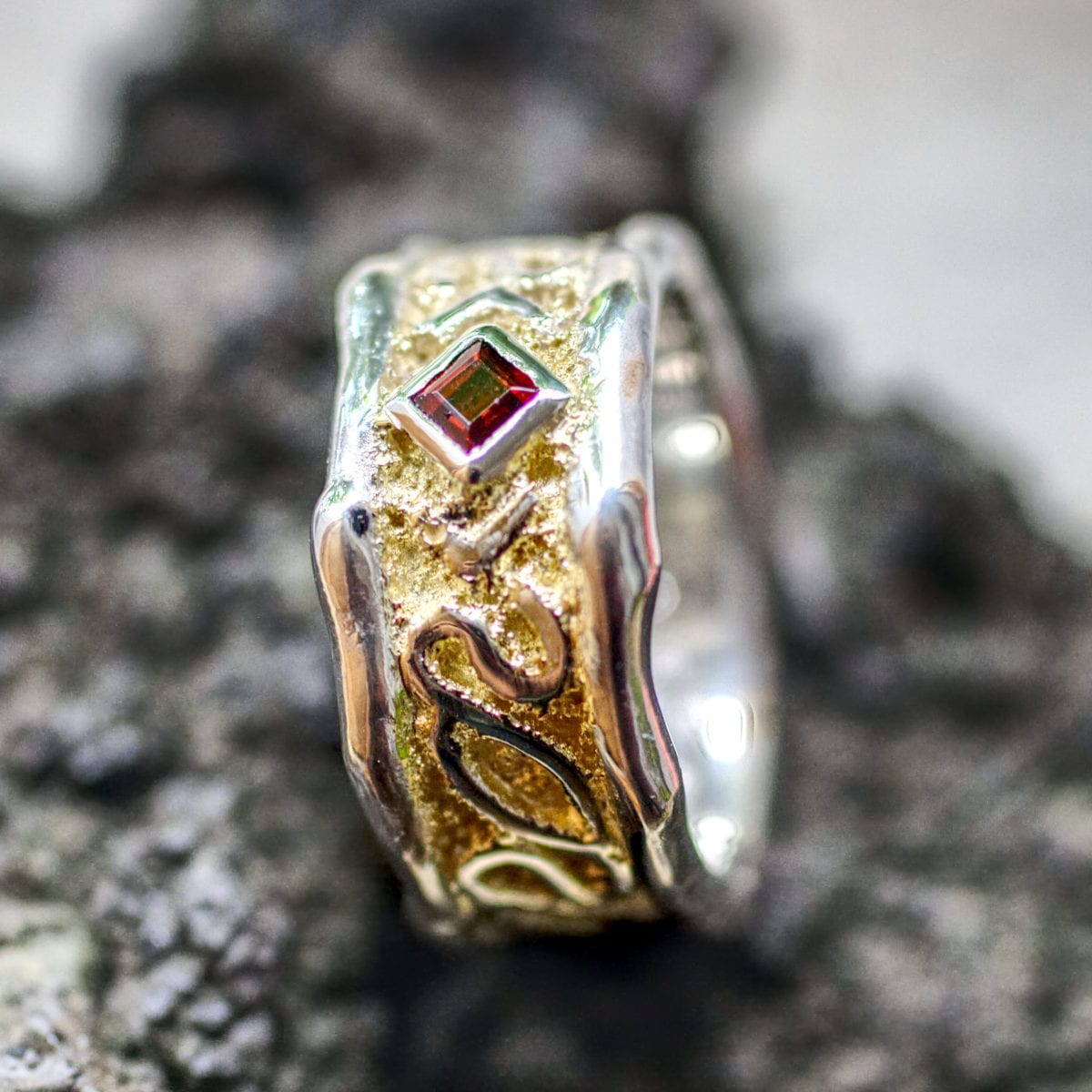 Flechtbandring mit Goldstaub und Granat