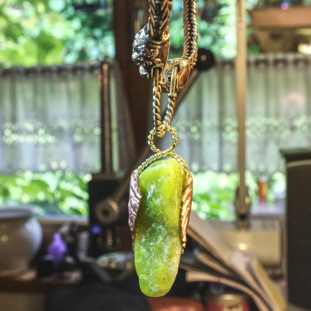 Jade in zwei Silberblättern