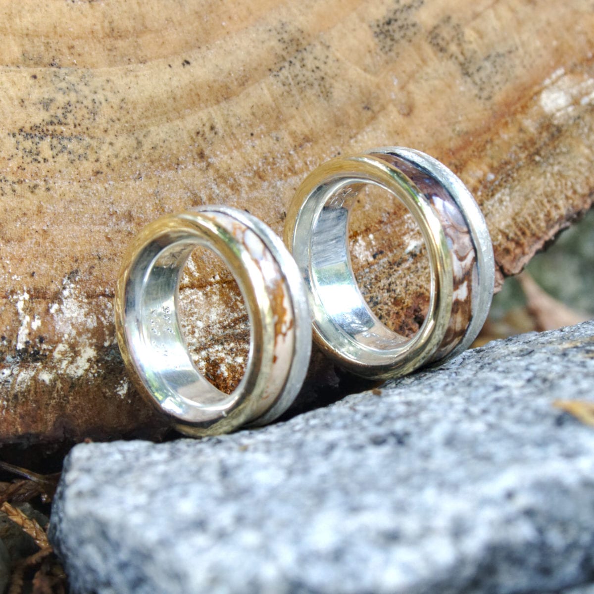 Trauringe Silber-Gold mit versteinertem Holz – Bild 14