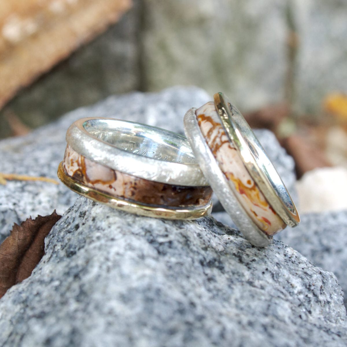 Trauringe Silber-Gold mit versteinertem Holz – Bild 13