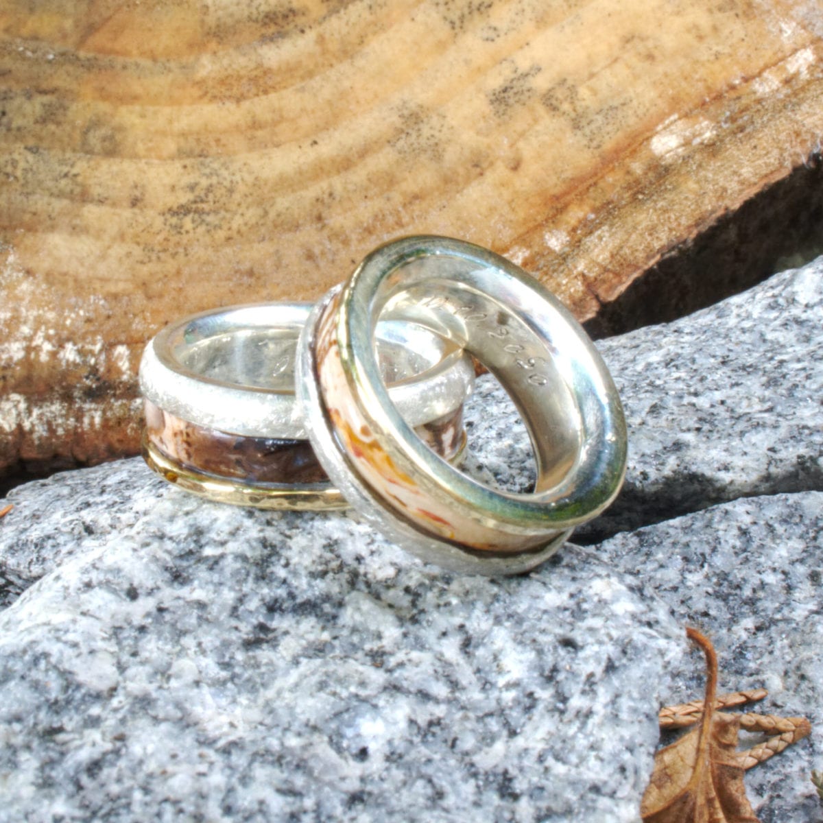 Trauringe Silber-Gold mit versteinertem Holz – Bild 12