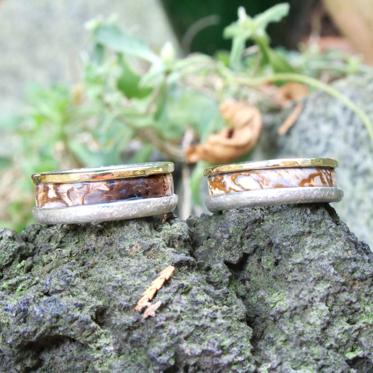 Trauringe Silber-Gold mit versteinertem Holz – Bild 10