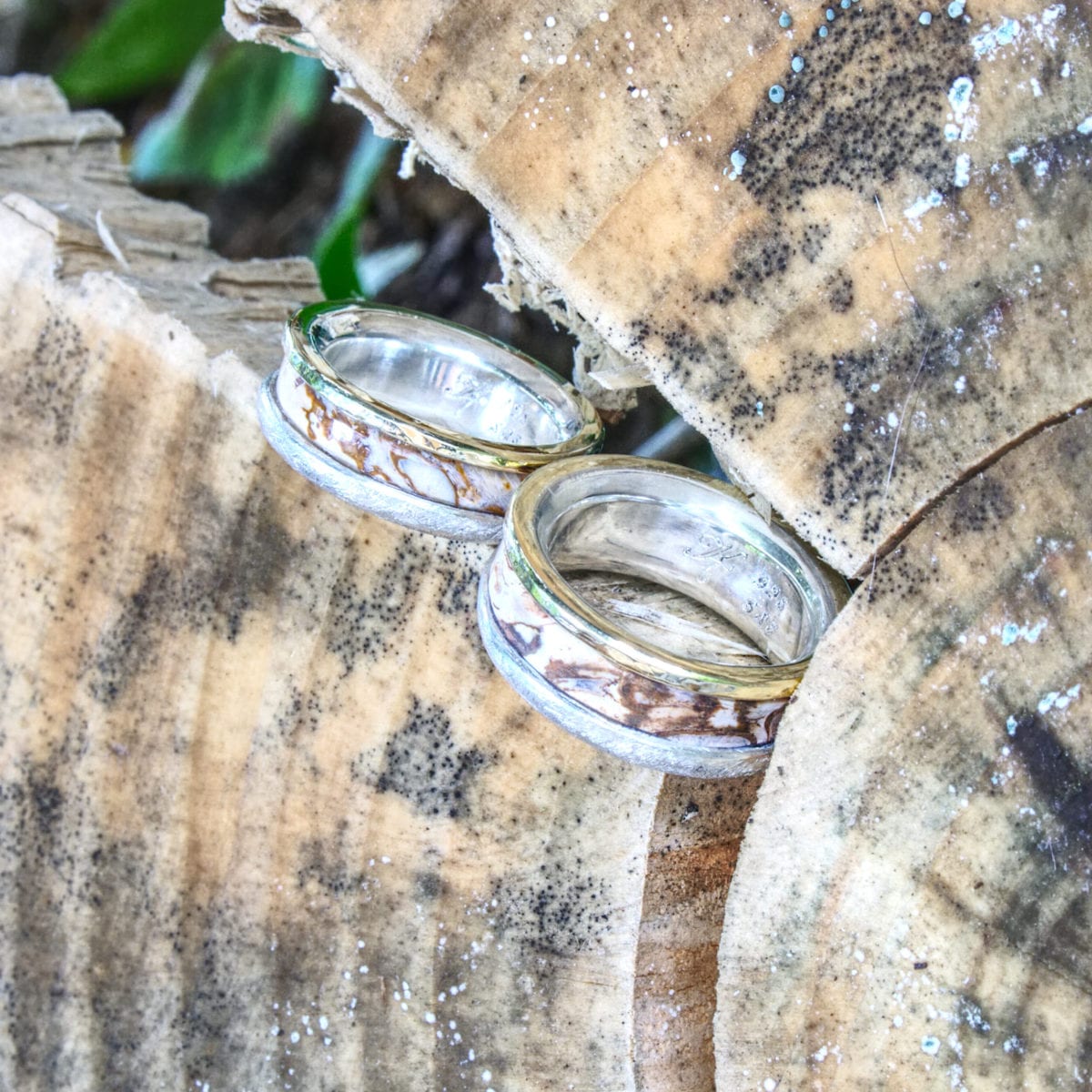 Trauringe Silber-Gold mit versteinertem Holz – Bild 8