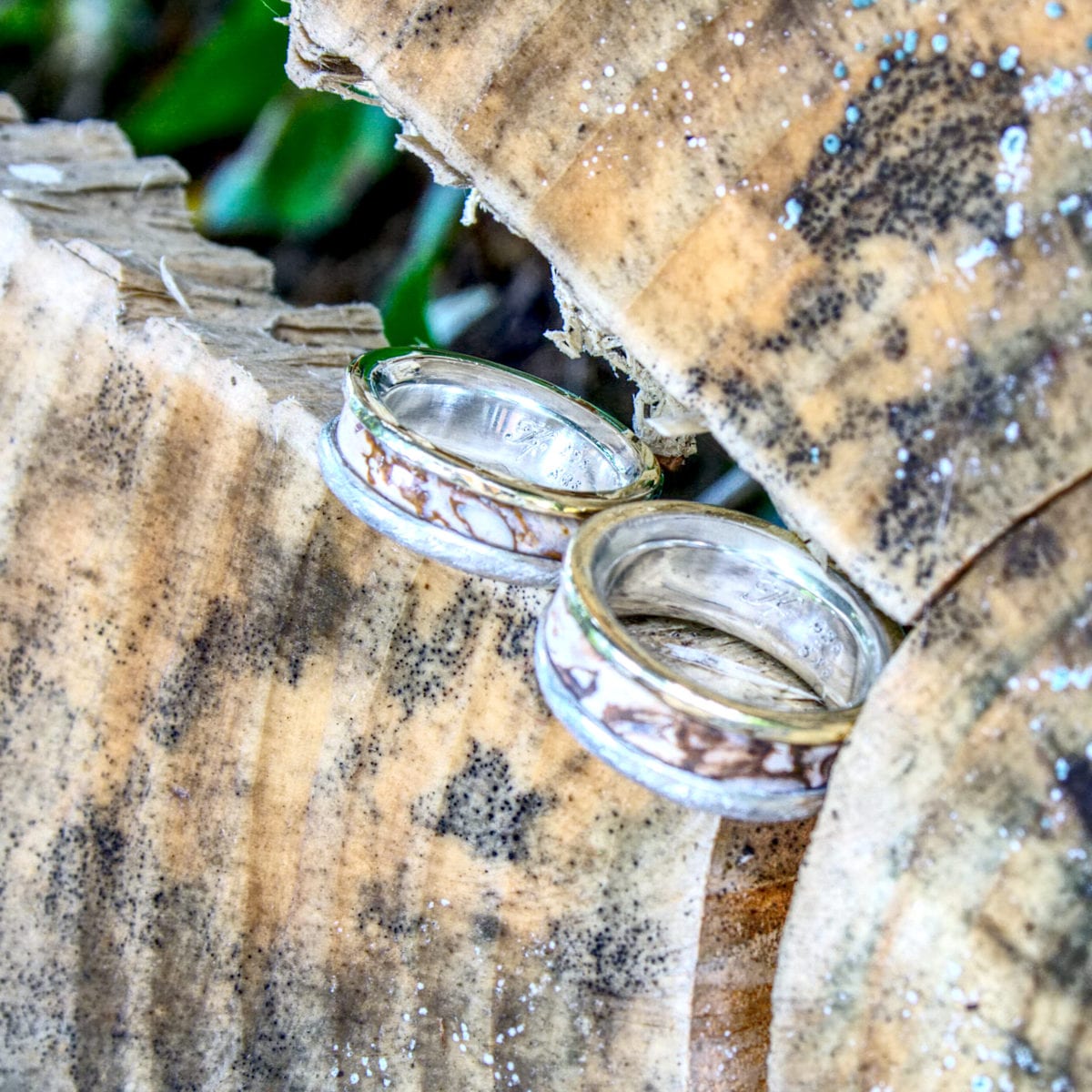 Trauringe Silber-Gold mit versteinertem Holz – Bild 7