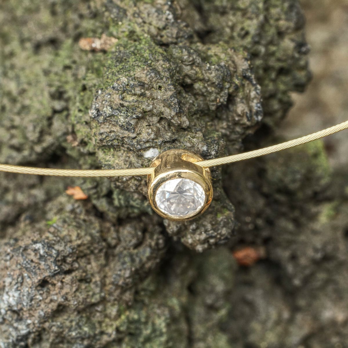 Goldsaite mit Brillant