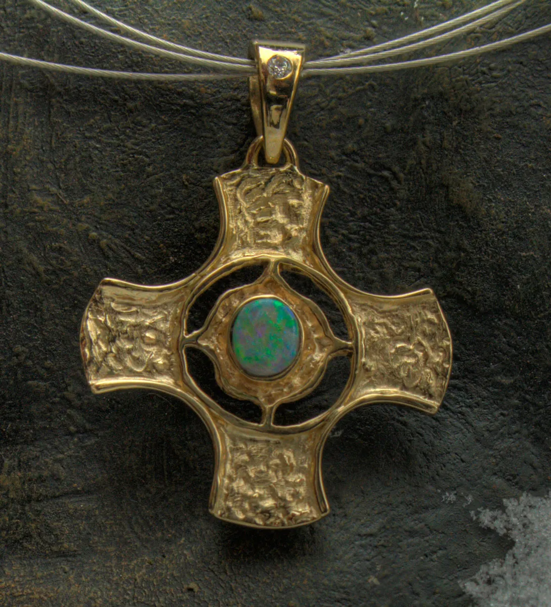 Kreuz aus Gold mit Opal