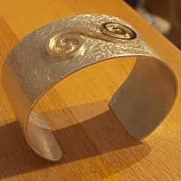 Armspange Doppelspirale aus Gold und Silber