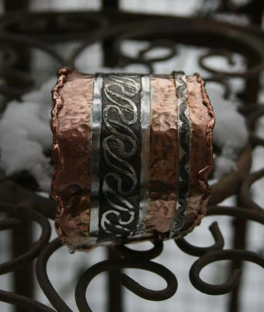 keltische Armspange aus Kupfer mit Silberverziehrung