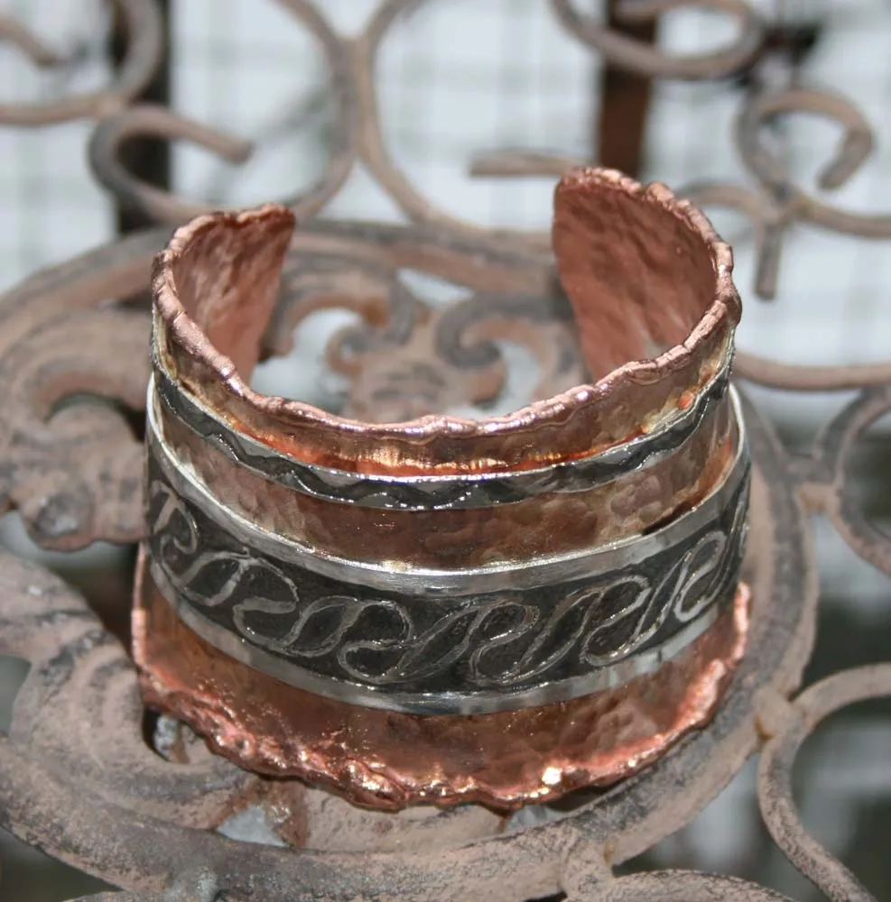 keltische Armspange aus Kupfer mit Silberverziehrung