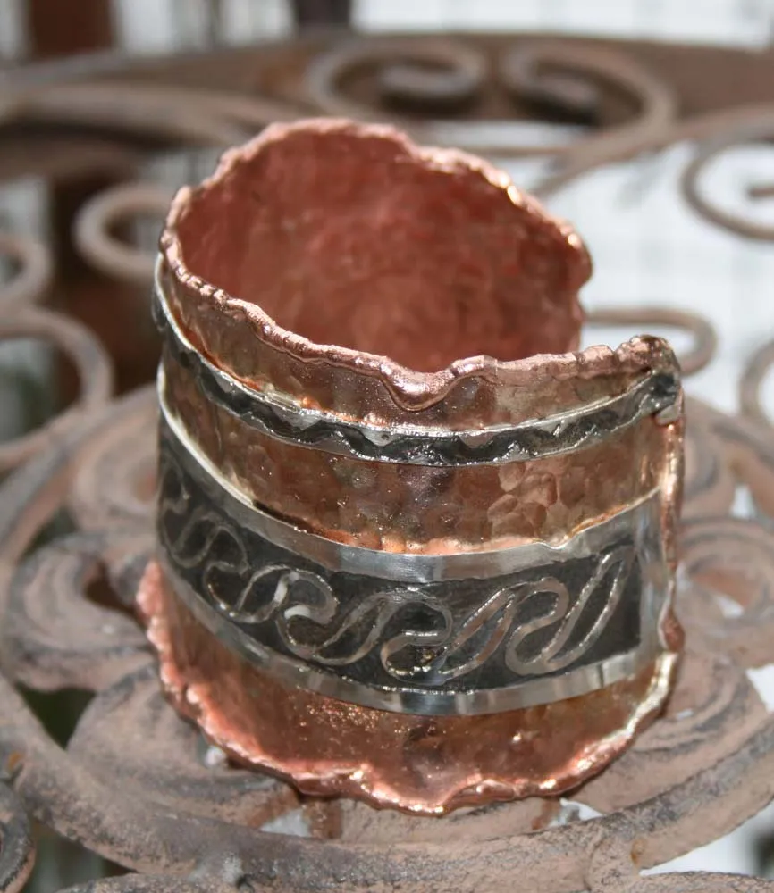 keltische Armspange aus Kupfer mit Silberverziehrung