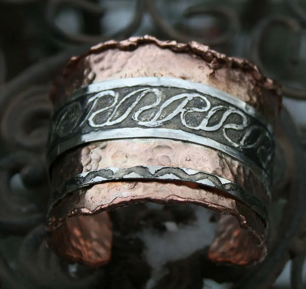 keltische Armspange aus Kupfer mit Silberverziehrung