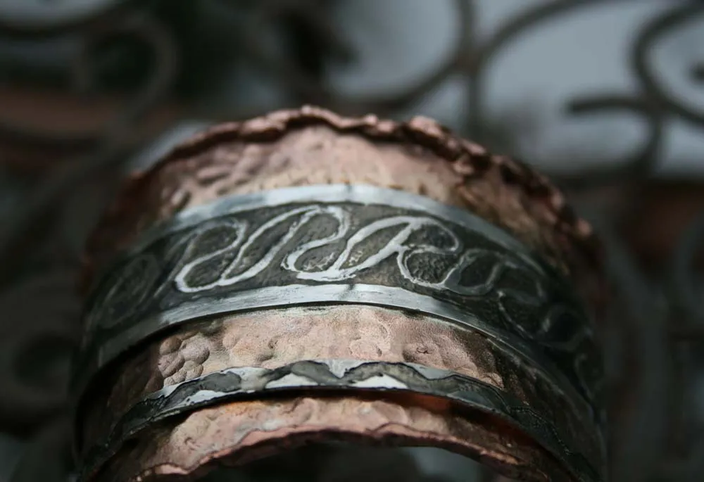 keltische Armspange aus Kupfer mit Silberverziehrung