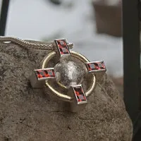 Kreuzanhänger mit Granaten