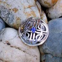 keltischer Knoten mit Saphir