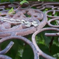 Kreuzanhänger mit Rubin