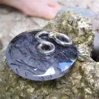 Schlange mit Turmalinquarz