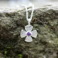Taufkreuz mit Amethyst Taufkreuz mit Amethyst