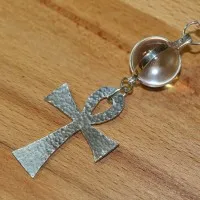 Ankh mit Bergkristallkugel