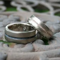 Weißgoldringe mit eingeschmolzenem Streifen