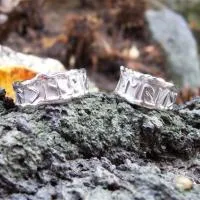 Platinringe mit aufgesetzten Runen