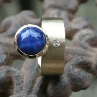 Ring mit synthetischem Sternsaphir