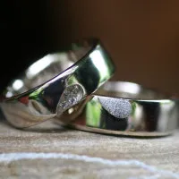 Eheringe geteiltes Herz