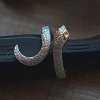 Schlangenring mit Hammerschlgstruktur