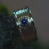 zweifarbiger Herrenring mit Saphir